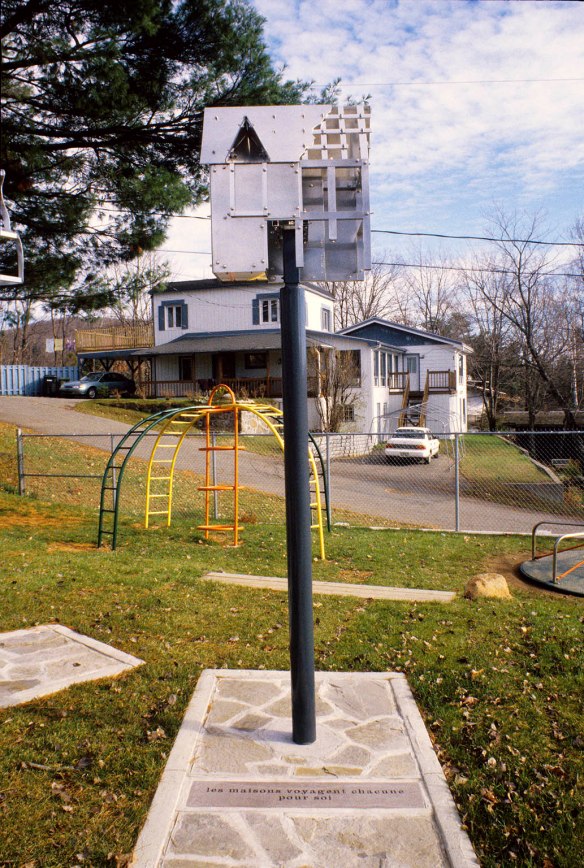 Les mots nous regarde. J'avance en poésie comme un cheval de trait.