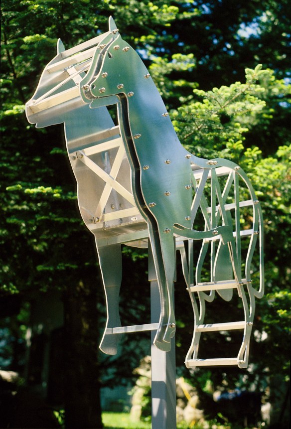 Les mots nous regarde. J'avance en poésie comme un cheval de trait.