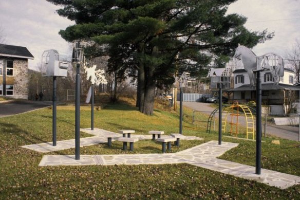 Les mots nous regardent. J'avance en poésie comme un cheval de trait.