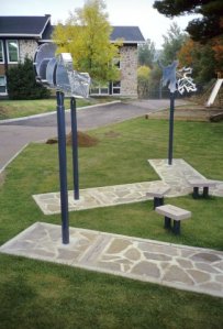 Les mots nous regardent. J'avance en poésie comme un cheval de trait.